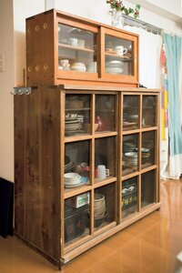 古道具店で購入し、手を加えた食器棚