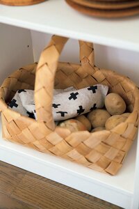 根菜類は袋から出して持ち手つきのカゴに