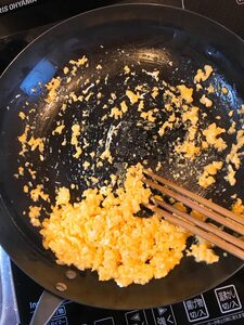 小鍋などに卵を溶きほぐし、Bを加えて混ぜる