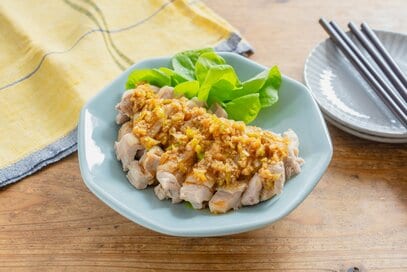 焼かない、炒めない、でもジューシー！「ゆで鶏のゴマネギソースがけ」でご飯がすすみすぎる