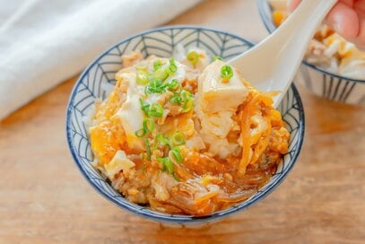 豆腐と鶏そぼろの「親子丼」。とろっと卵がたまらない