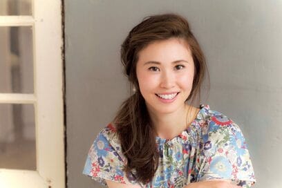 今どきの「ラフなまとめ髪」を成功させるコツは「太めの三つ編み」でした