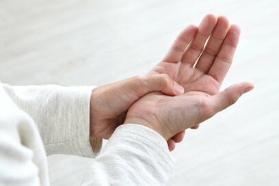 ヘバーデン結節、変形性ひざ関節症…更年期女性に多い関節症。主な原因と症状を解説