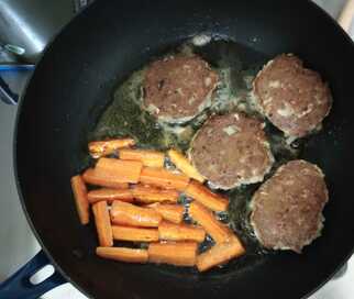 アラフィフ夫婦ふたり暮らしの「料理」の工夫。食を楽しみながら“手間を抜く”コツ3つ