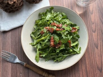 農家が繰り返しつくる「春菊のサラダ」。生の方が苦くない＆ベーコンのうま味が合う