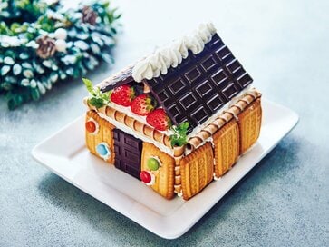 夢の「お菓子の家」を手づくり。レンジと市販のお菓子で簡単にできる！