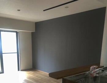 アクセントクロスに満足、でも、アピールがすぎるトイレに後悔：リフォームの内装材選び