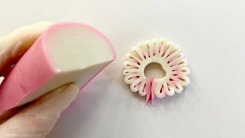 かまぼこが孔雀に大変身！おせちにぴったりな簡単飾り切りテク