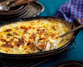旬の白菜を味わい尽くす。コウケンテツさんの「白菜と鶏のチーズグラタン」