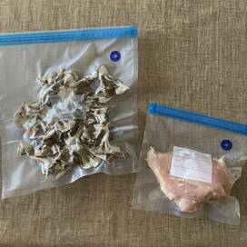 100円の「食品圧縮袋」。ジッパーバッグの空気を抜いて新鮮なまま保存