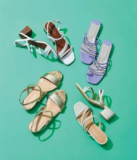 今夏は細めのストラップサンダルが旬。小柄な人もバランスよく