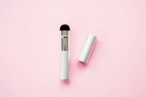 ブラシをスライドしてしまえるケース一体型デザイン