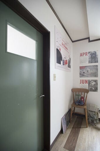 青銅色の建具