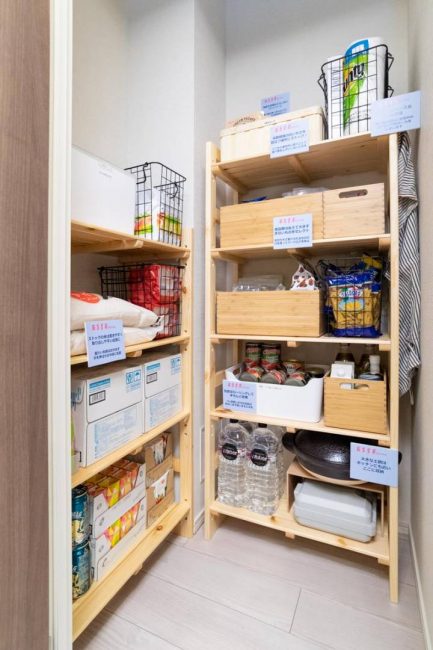 納戸には食品ストックを収納しパントリーとして活用