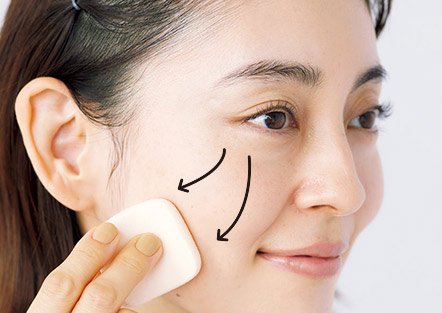 ファンデをパフで広げる