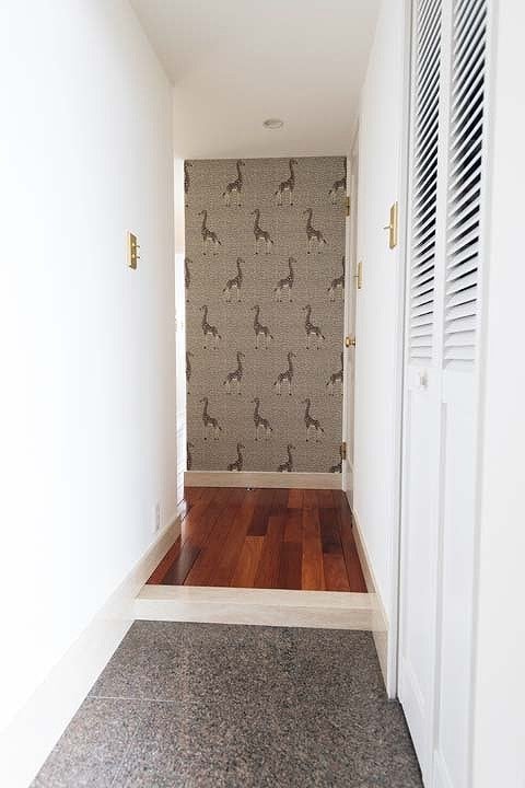 ジラフ柄のクロスを貼った玄関ホール