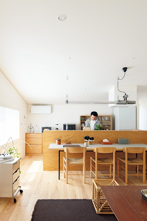 切妻屋根の形がそのまま現れた天井