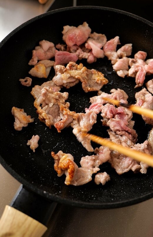 豚こま肉を炒めているところ