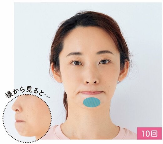 下の歯でぶくぶくうがいする女性