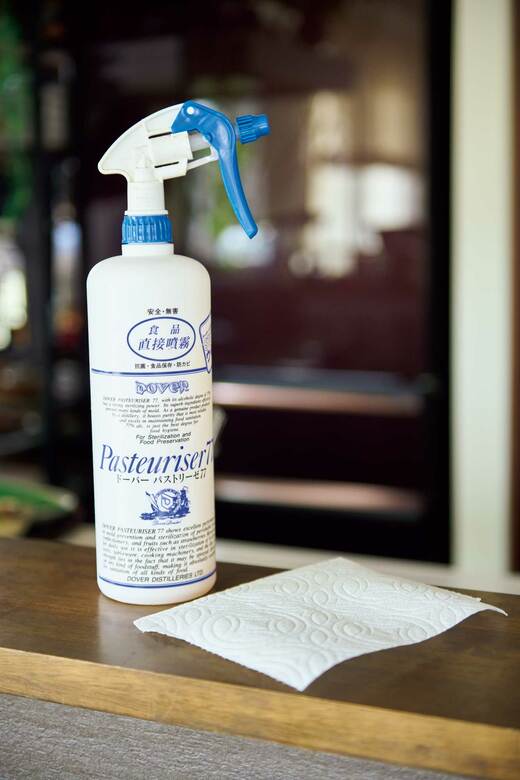 アルコールとペーパータオル