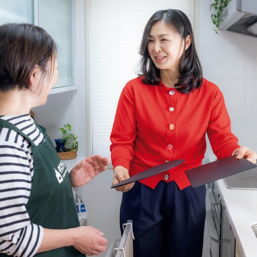 家事代行さんにキッチンを案内する女性