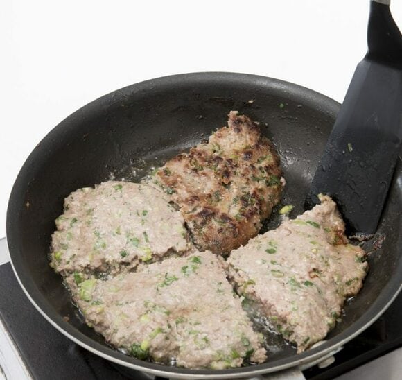 フライ返しで4等分に切って裏返し、フタをせずにさらに2分ほど焼く