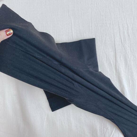 ボディシェイパーショーツをのばした様子