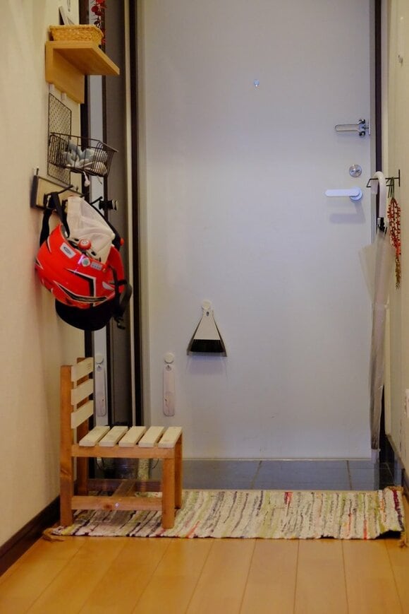 玄関ドアにミニホウキを設置した様子