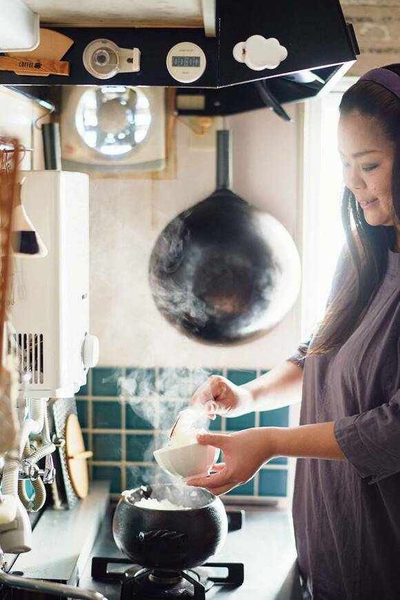 土鍋でご飯を炊く女性