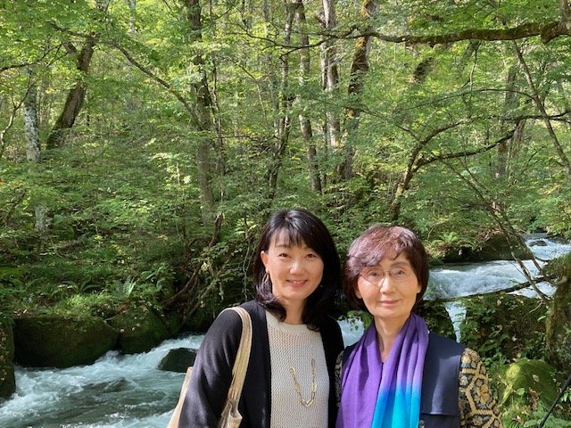 奥入瀬で女性2人