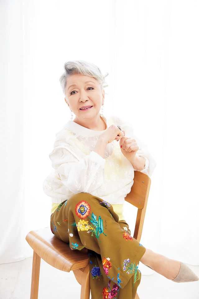 椅子に座り笑顔の草笛光子さん