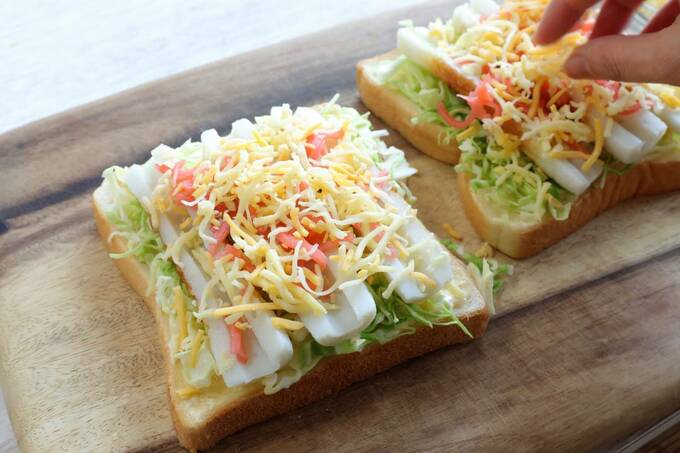 食パンにチーズをのせる