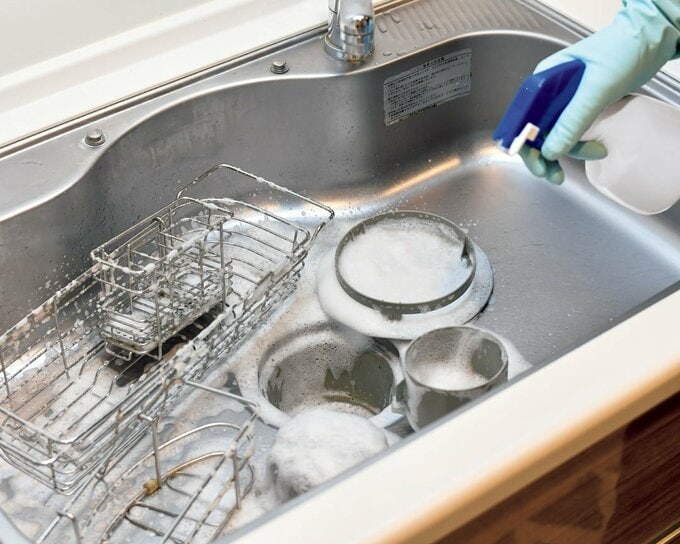 キッチン小物をシンクに並べた様子