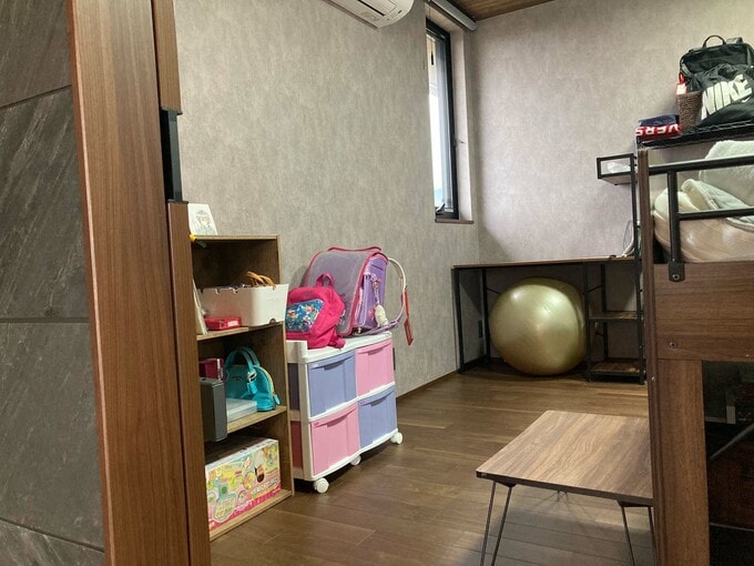 子ども部屋をリビングから見る