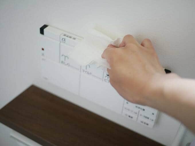 温水洗浄のスイッチ部分をふく様子