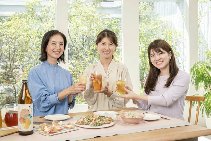 お酒を飲む女性3人