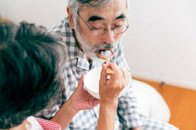 ご飯を口に運ぶ様子