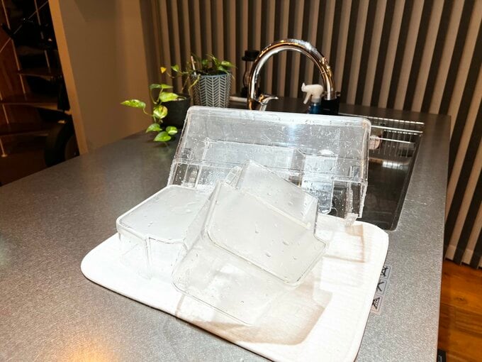 冷蔵庫内の引き出しを洗って乾かしている