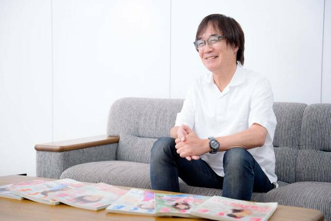 たくさんの雑誌と清水伸宏さん