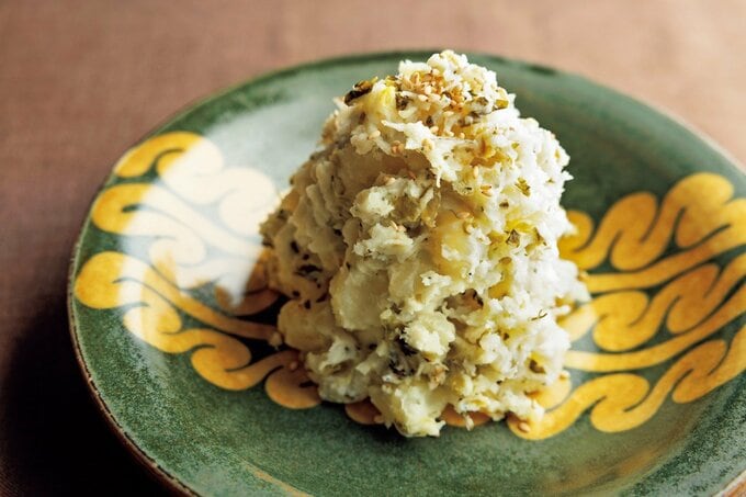 お皿に盛られた高菜とじゃこのポテトサラダ