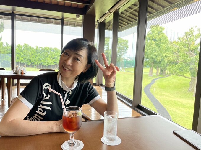 ゴルフ場での川上麻衣子さん