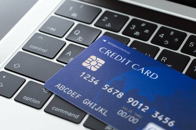 パソコン上にクレジットカード