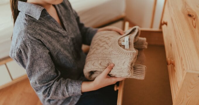 ニットをしまう女性