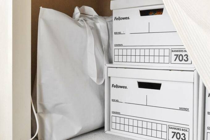 ケースのとなりにバッグ