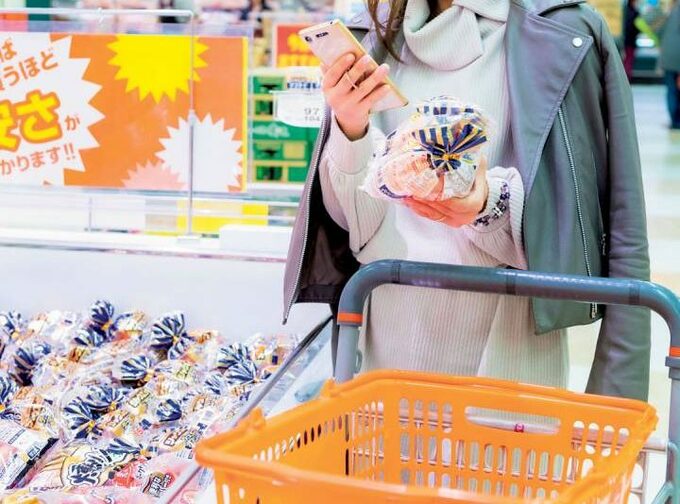 買い物かごと女性