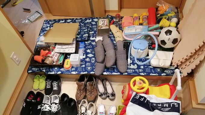 靴やおもちゃなどものが散乱した玄関