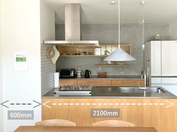 キッチンとパントリー風収納の幅