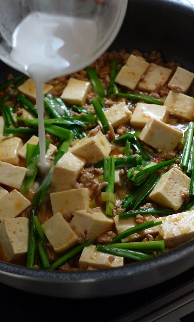 火を止めてAを2回に分けて入れ、最後に少し火を入れて優しく混ぜる。