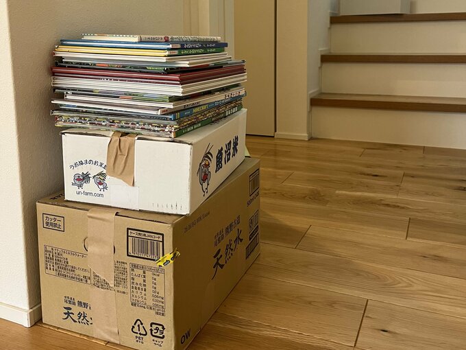 段ボールと積み重なった本