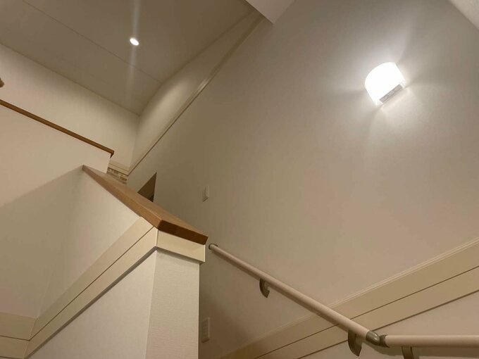 階段を通れば自動で点灯するセンサーライト